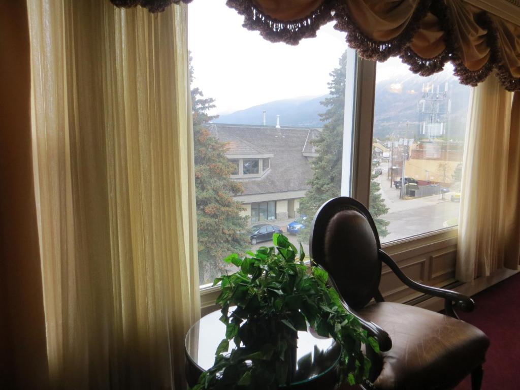 Hotel Athabasca 2*